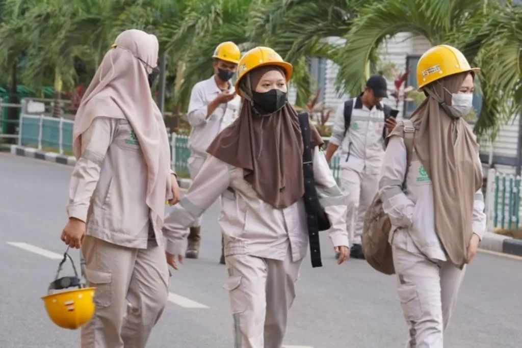 Buruh Perempuan: Antara Produktivitas, Beban Ganda, dan Perlindungan Negara